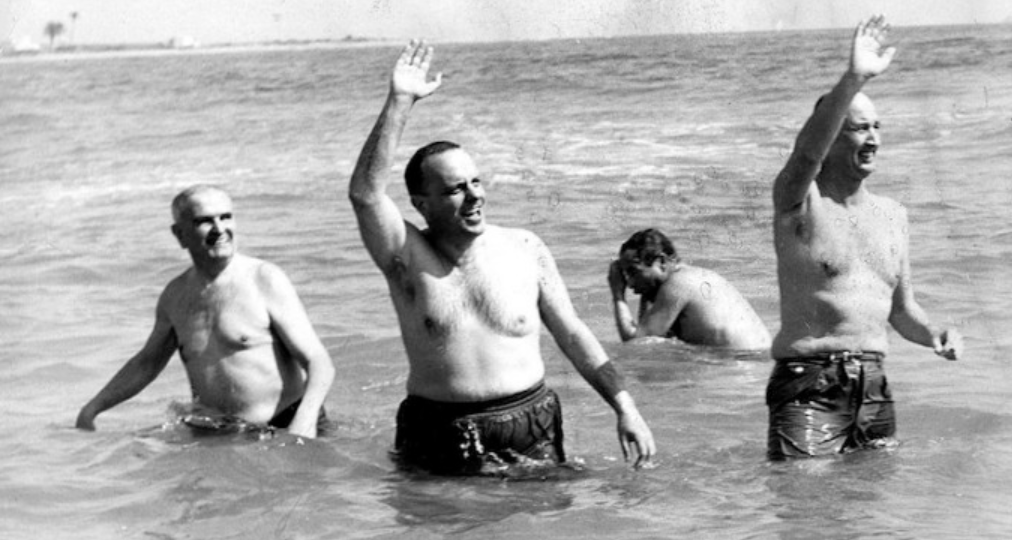 El embajador estadounidense y el ministro español bañándose en la playa de Palomares
